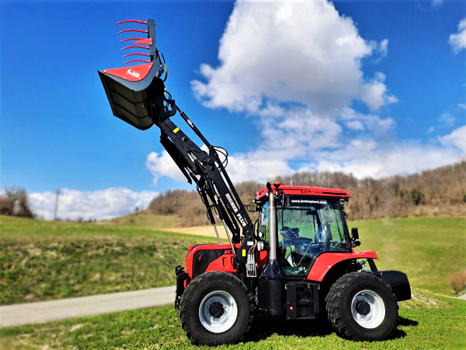 Tractor mulți-funcțional isodiametric cu scaun reversibil pentru ...